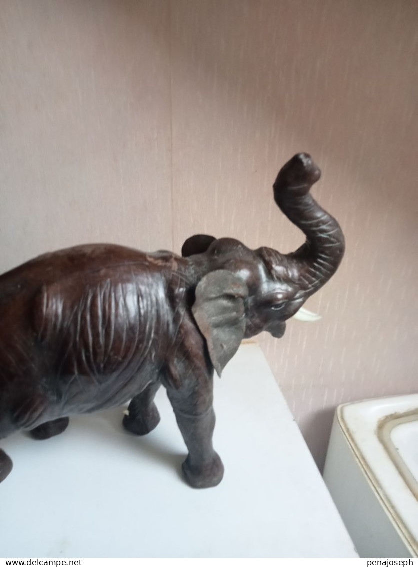 statuette élephant en cuir longueur 36 cm hauteur 30 cm