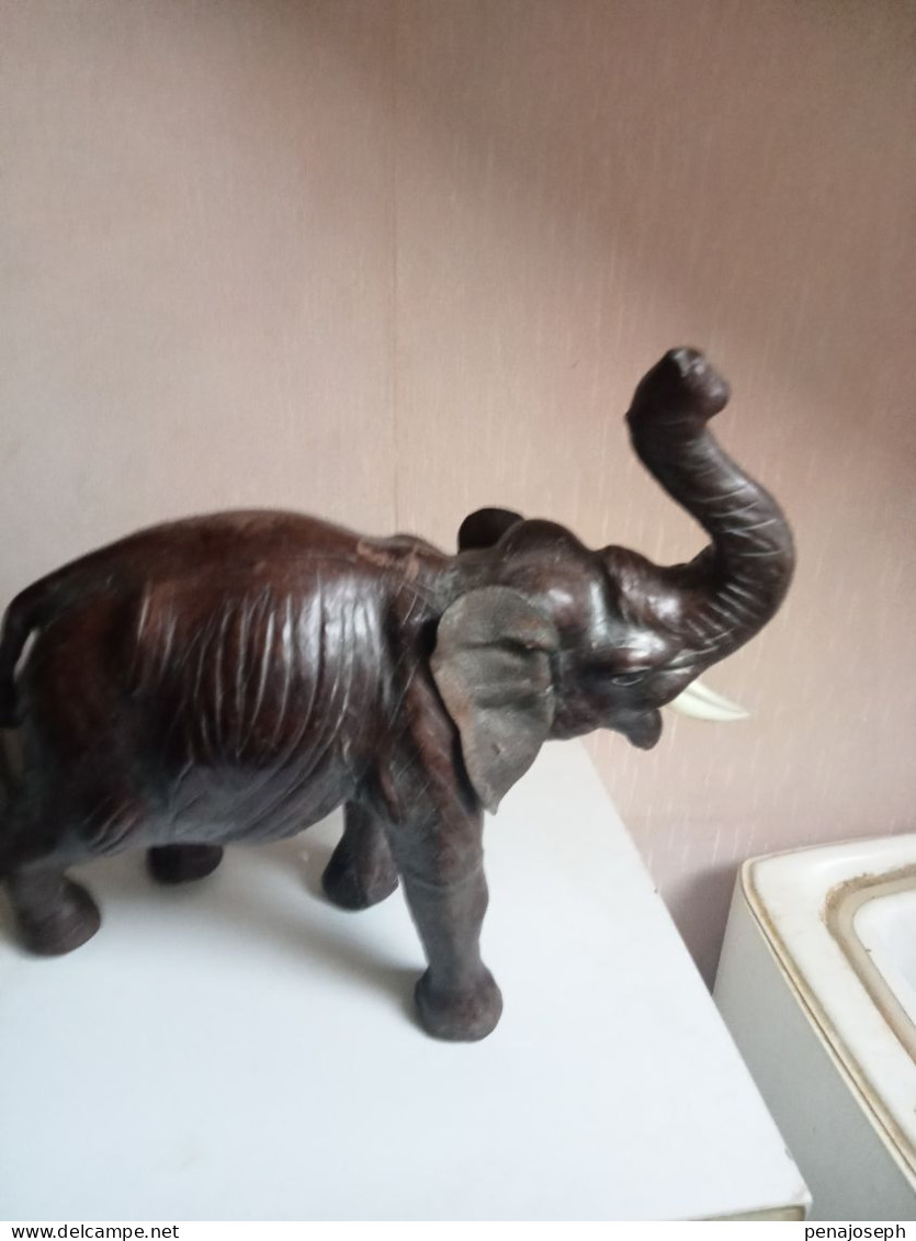 statuette élephant en cuir longueur 36 cm hauteur 30 cm