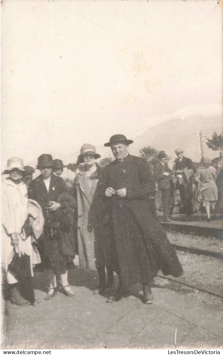 PHOTOGRAPHIE - Sortie De Messe - Animé  - Carte Postale Ancienne - Fotografía