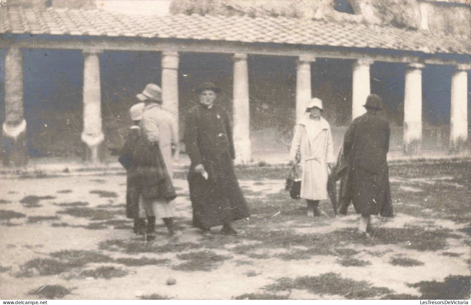 PHOTOGRAPHIE - Vieille Demeure - Des Voyageurs Dans La Cour - Carte Postale Ancienne - Photographs