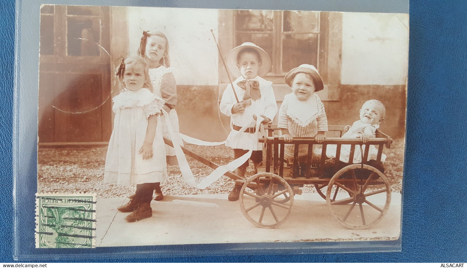 Carte Photo  D'un Groupe D'enfants Et Bébé Dans Une Charette , 1917 à Sillensteden ,cachet Censure - Groepen Kinderen En Familie