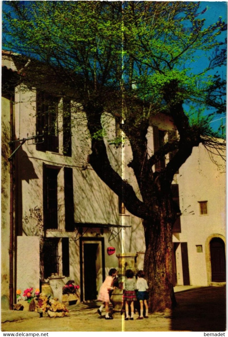 83 . MONTAUROUX . LE PRIEURE . 1971 .  Enfants à La Fontaine      ( Trait Blanc Pas Sur Original ) - Montauroux