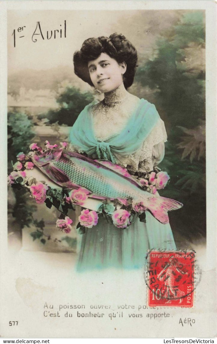 FETES ET VOEUX - Poisson D'Avril - Une Femme Tenant Un Gros Poisson - Colorisé - Carte Postale Ancienne - 1° Aprile (pesce Di Aprile)