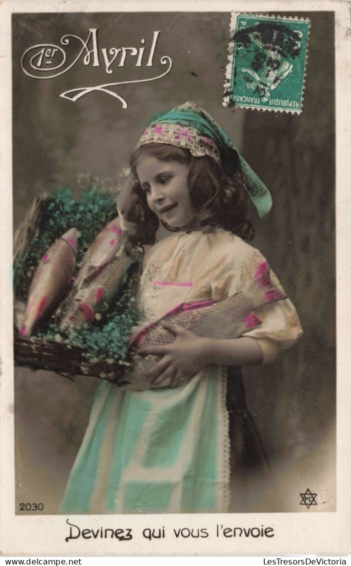 FETES ET VOEUX - Poisson D'avril - Une Fille Tenant Un Panier De Poissons - Colorisé - Carte Postale Ancienne - 1 De April (pescado De Abril)