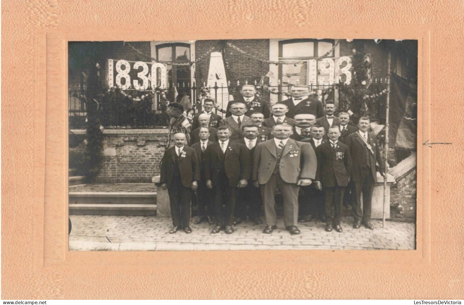 Photographie - Belgique - Villers Le Bouillet - 1830-1930 - Commémoration - Groupe D'homme - Dim 17/13 Cm Collé Sur Cart - Places