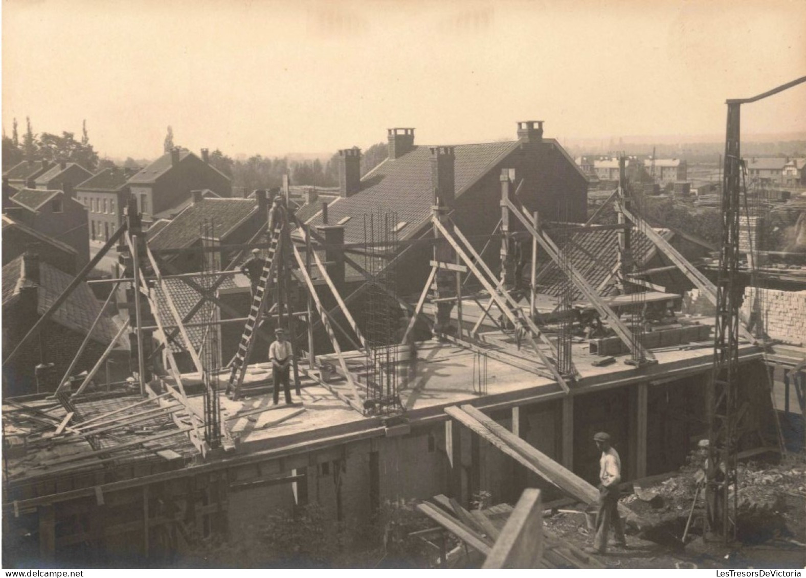 Photographie - Charpentier Ui Construisent Uin Toît  - Dim 12/17 Cm - G. Janssens - Métiers