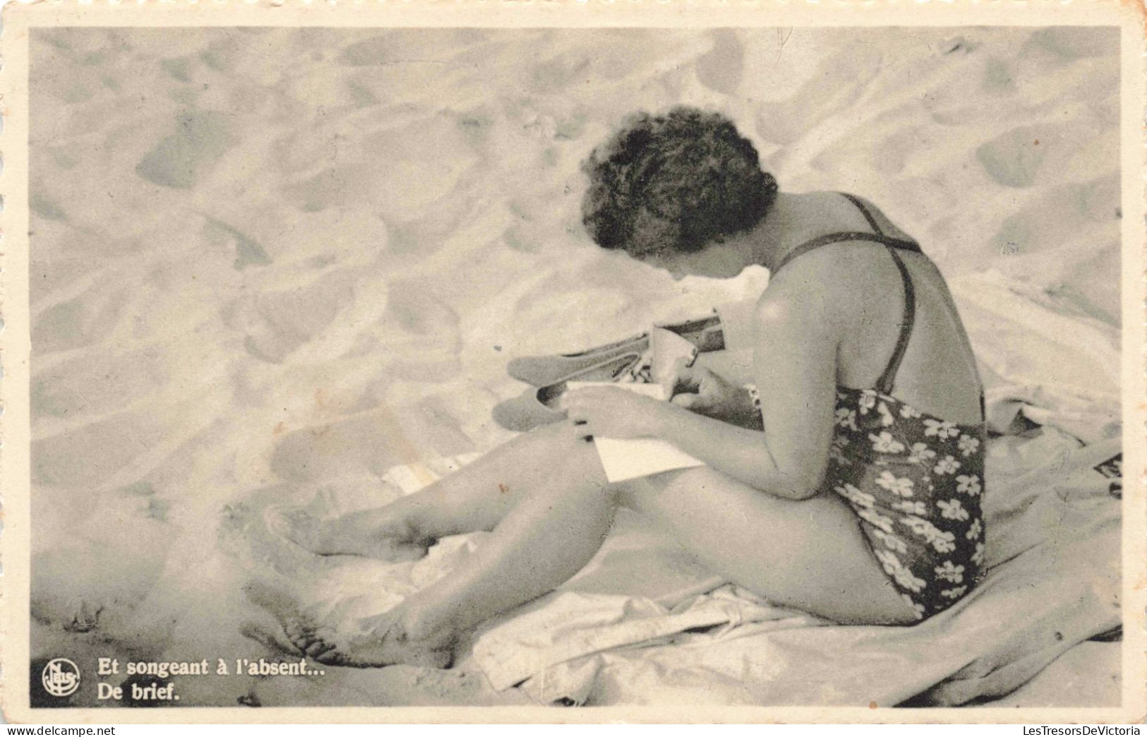 CARTE PHOTO - Et Songeant à L'absent - Femme Assise Sur Le Sable - Plage - Carte Postale Ancienne - Autres & Non Classés