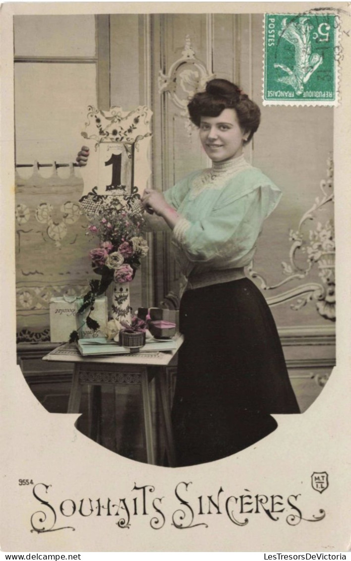 CARTE PHOTO - Souhaits Sincères - Femme Arrangeant Des Fleurs - Colorisé - Carte Postale Ancienne - Fotografie