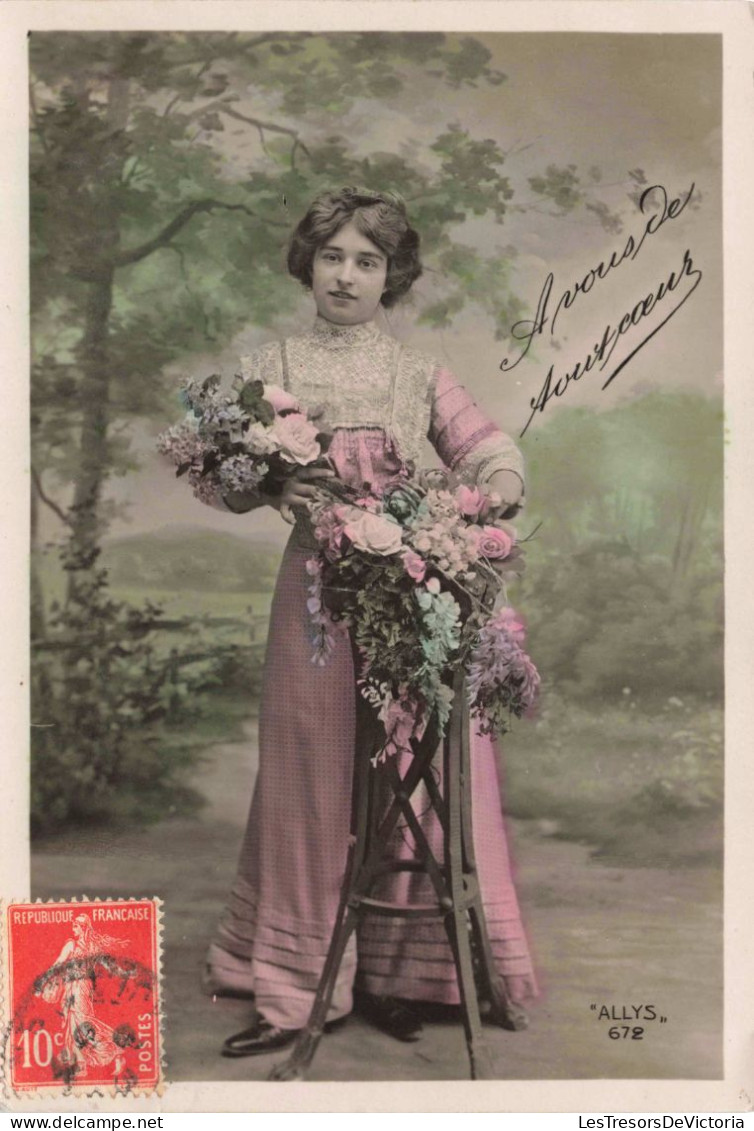 CARTE PHOTO - Une Fille Tenant Un Bouquet De Fleurs - Colorisé - Carte Postale Ancienne - Fotografie