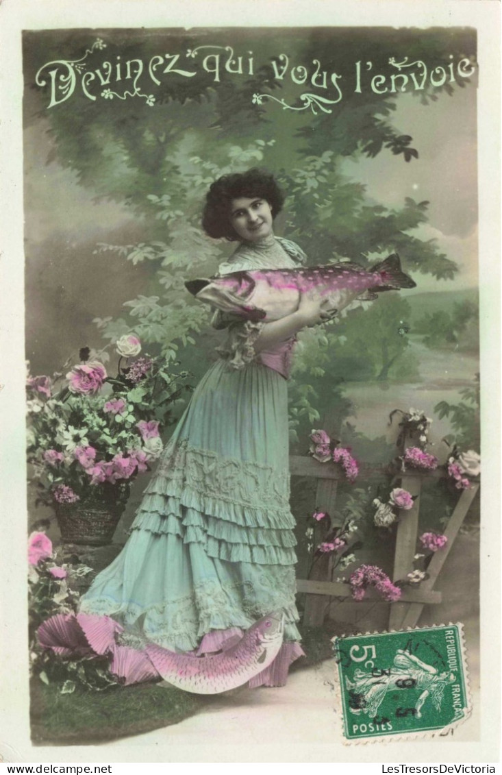 FETES ET VOEUX - Poisson D'avril -  Une Femme Tenant Un Poisson - Colorisé - Carte Postale Ancienne - 1° Aprile (pesce Di Aprile)