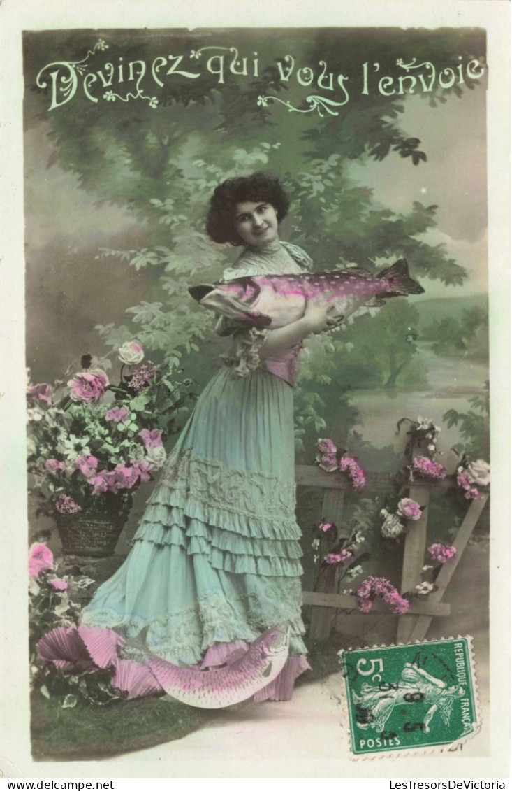 FETES ET VOEUX - Poisson D'avril -  Une Femme Tenant Un Poisson - Colorisé - Carte Postale Ancienne - April Fool's Day