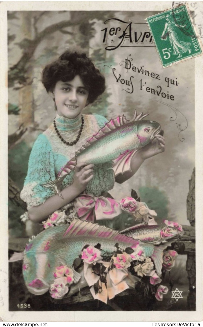 FETES ET VOEUX - Poisson D'avril -  Une Fille Tenant Un Poisson - Colorisé - Carte Postale Ancienne - 1er Avril - Poisson D'avril