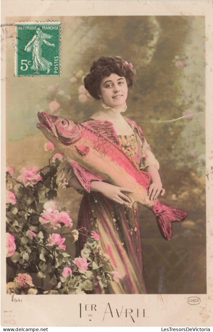 FETES ET VOEUX - Poisson D'avril - Une Femme Tenant Un Poisson - Colorisé - Carte Postale Ancienne - April Fool's Day