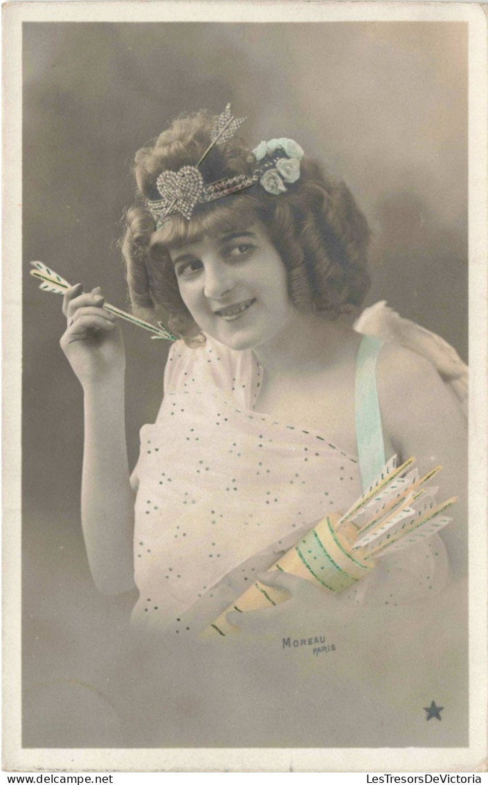 FANTAISIE - Femmes - Une Femme Déguisée En Cupidon - Flèches - Colorisé - Carte Postale  Ancienne - Frauen
