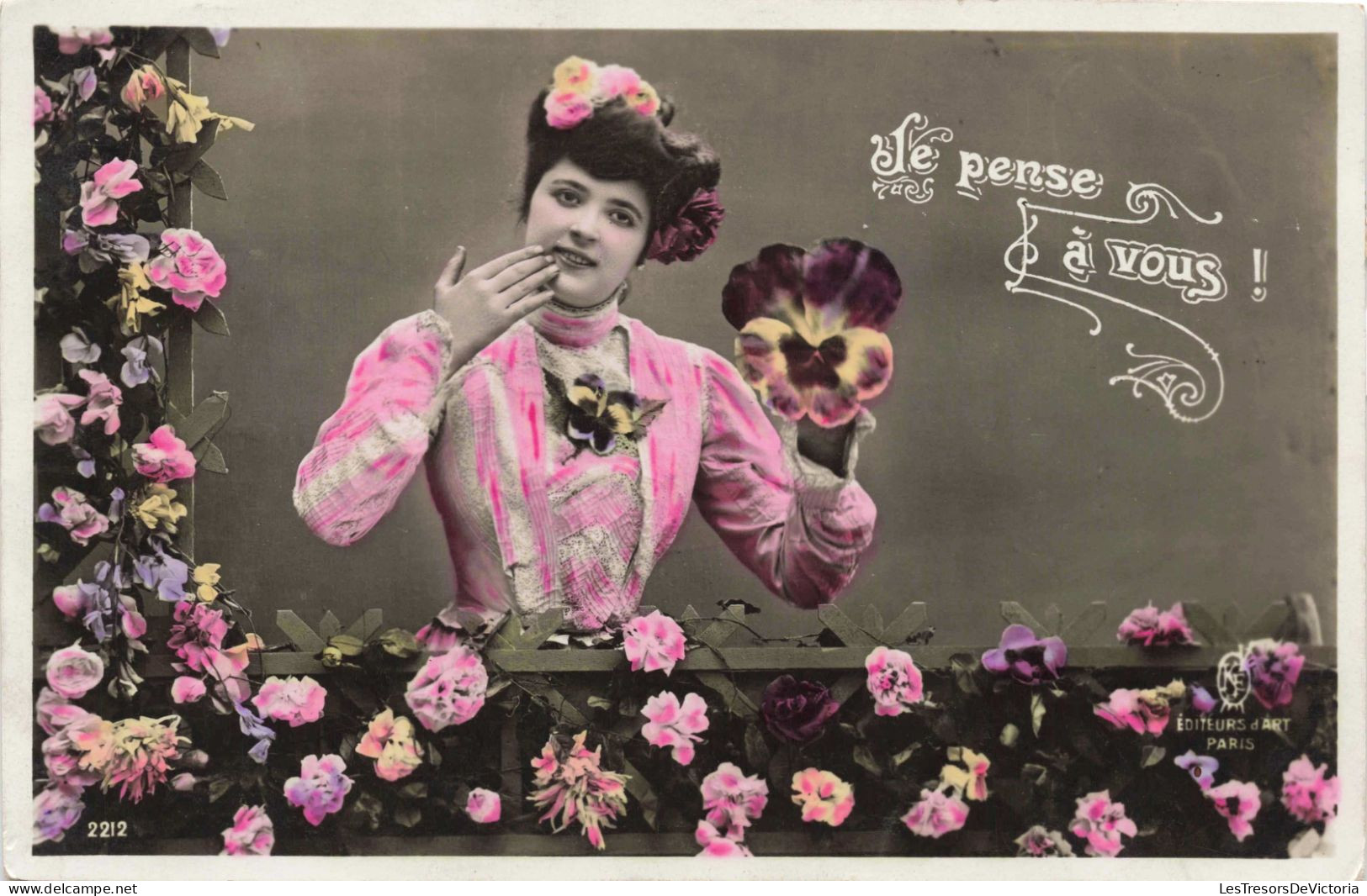 CARTE PHOTO - Une Fille Tenant Une Fleur - Roses - Colorisé - Carte Postale Ancienne - Fotografie