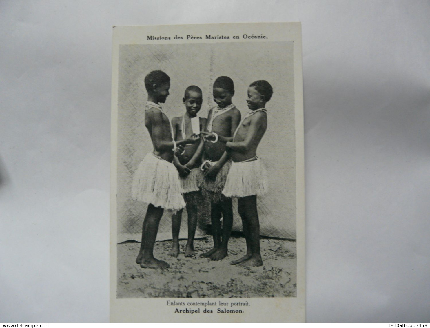 RARE - CPA MISSIONS DES PERES MARISTES EN OCEANIE - ARCHIPEL DES SALOMON : Enfants Contemplant Leur Portrait - Solomon Islands