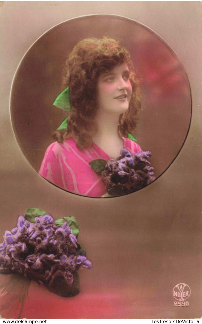 CARTE PHOTO - Portrait - Femme Dans Un Cadre - Fleurs Violettes - Colorisé - Carte Postale Ancienne - Fotografie