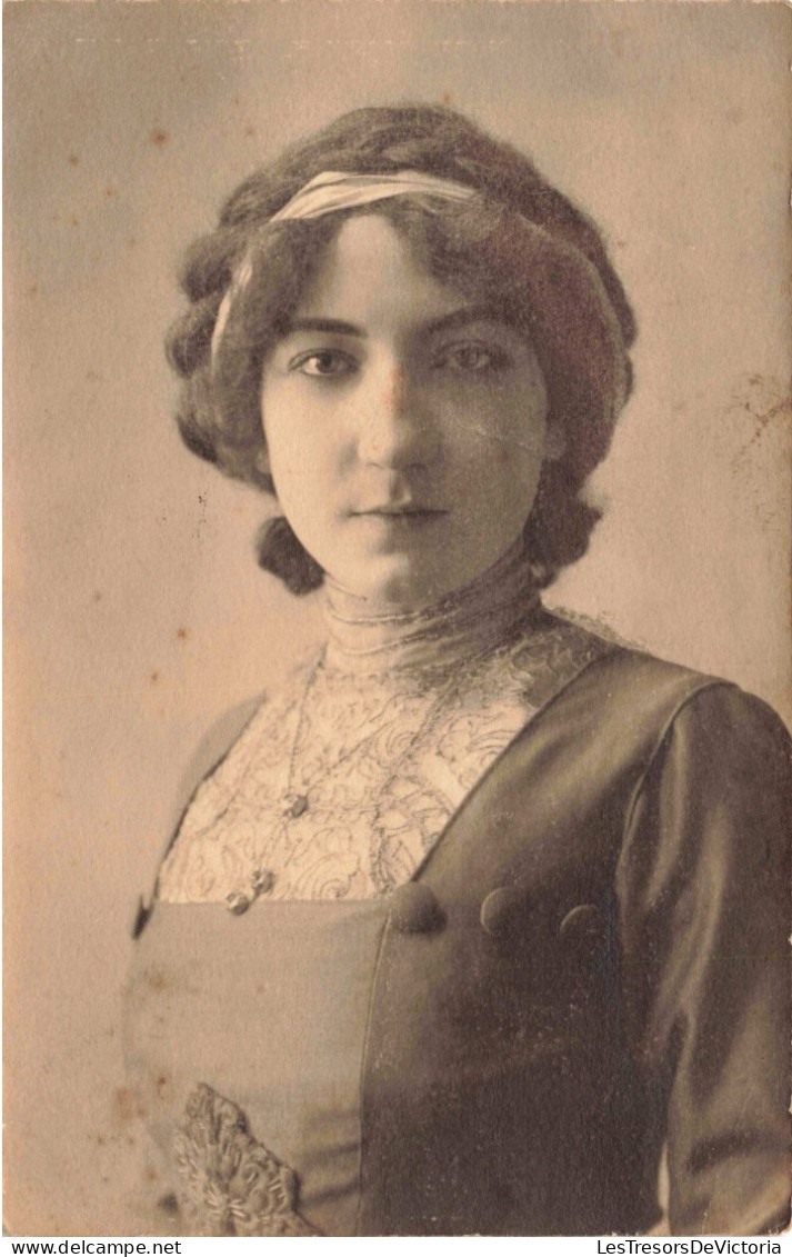 CARTE PHOTO - Portrait - Femme De Classe Moyenne  - Carte Postale Ancienne - Fotografie