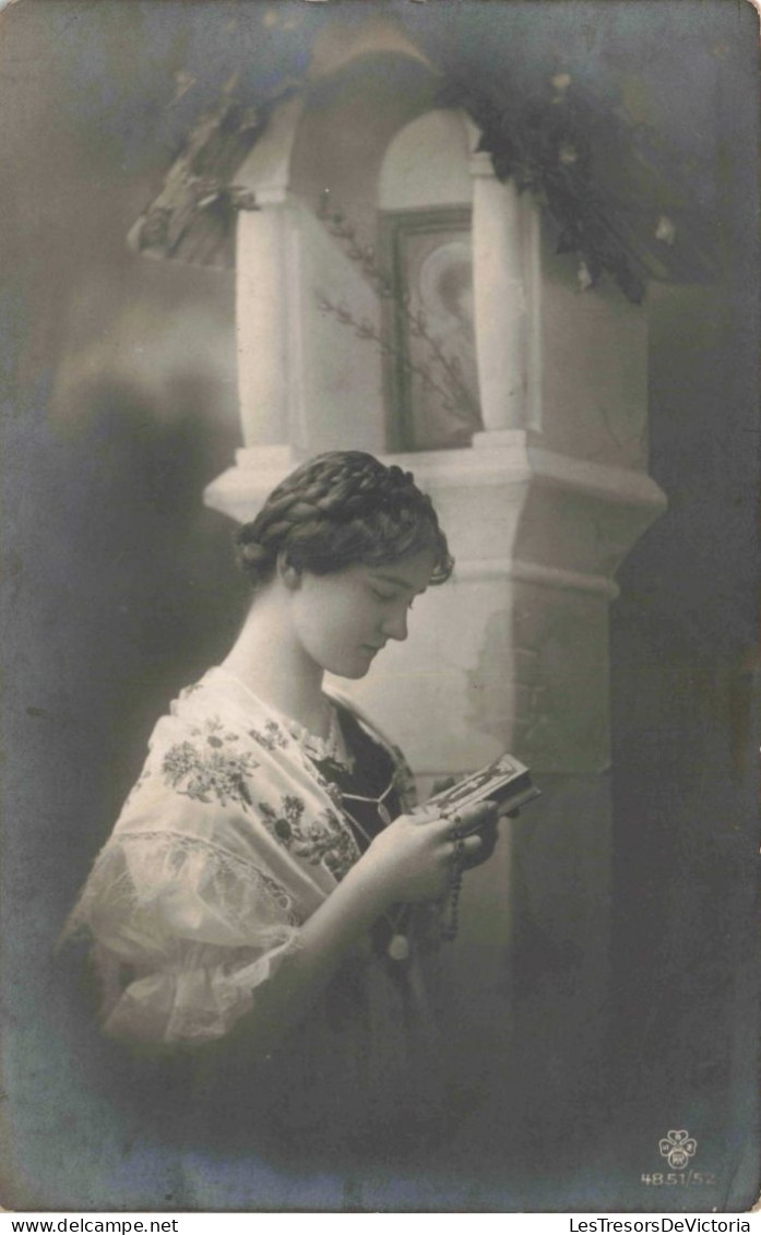 CARTE PHOTO - Profil - Femme Lisant Un Livre - Carte Postale Ancienne - Fotografie