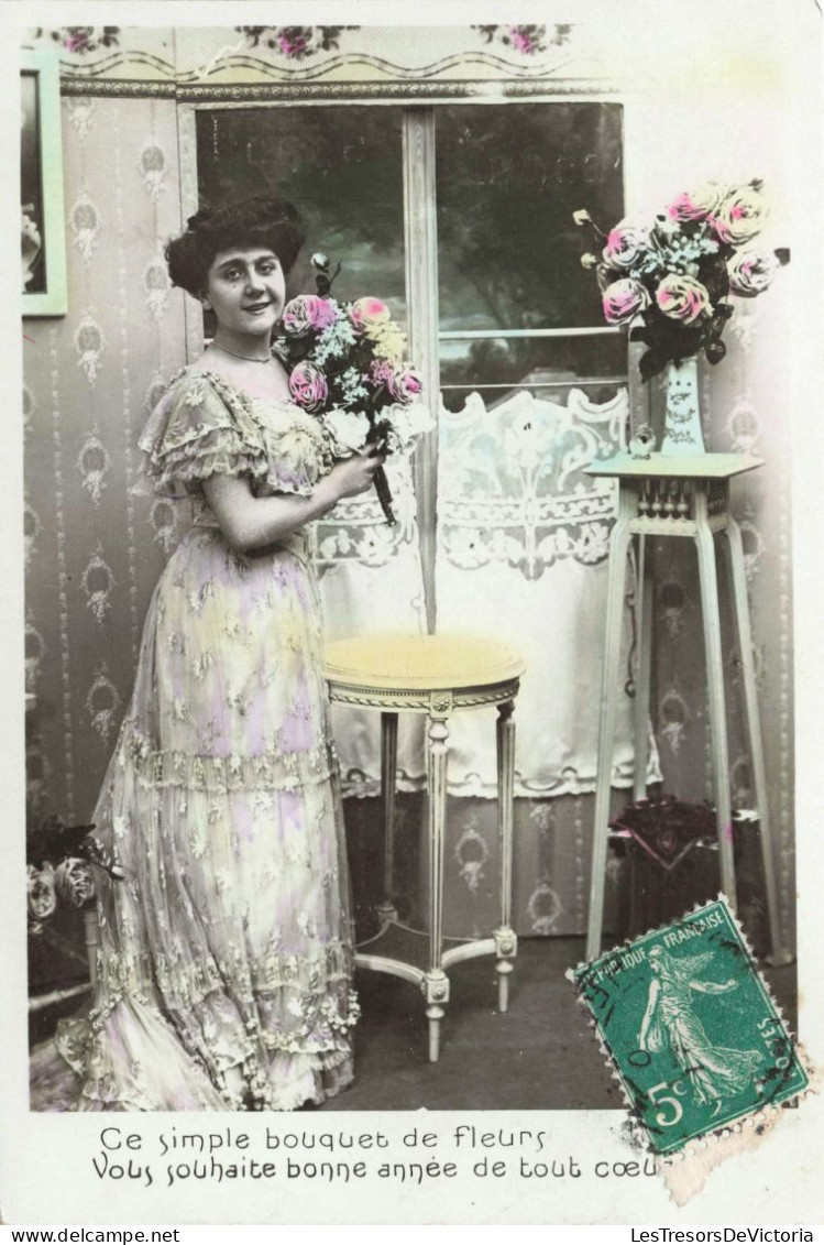 PHOTOGRAPHIE - Une Femme Tenant Un Bouquet De Fleurs - Colorisé - Carte Postale Ancienne - Fotografie