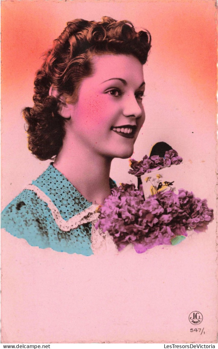 CARTE PHOTO - Portrait - Femme Avec Un Bouquet De Fleurs - Colorisé - Carte Postale Ancienne - Fotografie