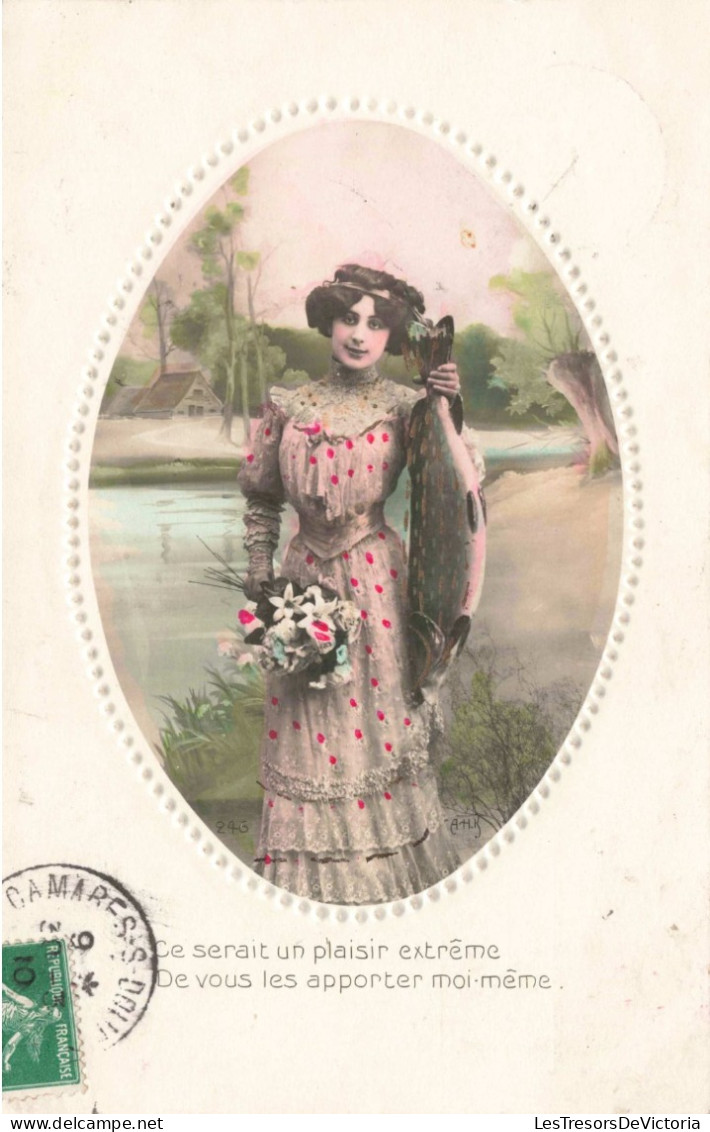 FETES ET VOEUX - Poisson D'avril - Une Femme Tenant Un Grand Poisson - Colorisé - Carte Postale Ancienne - 1er Avril - Poisson D'avril