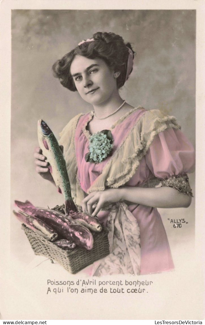 FETES ET VOEUX - Poisson D'avril - Une Femme Tenant Un Poisson - Colorisé - Carte Postale Ancienne - 1 April (aprilvis)