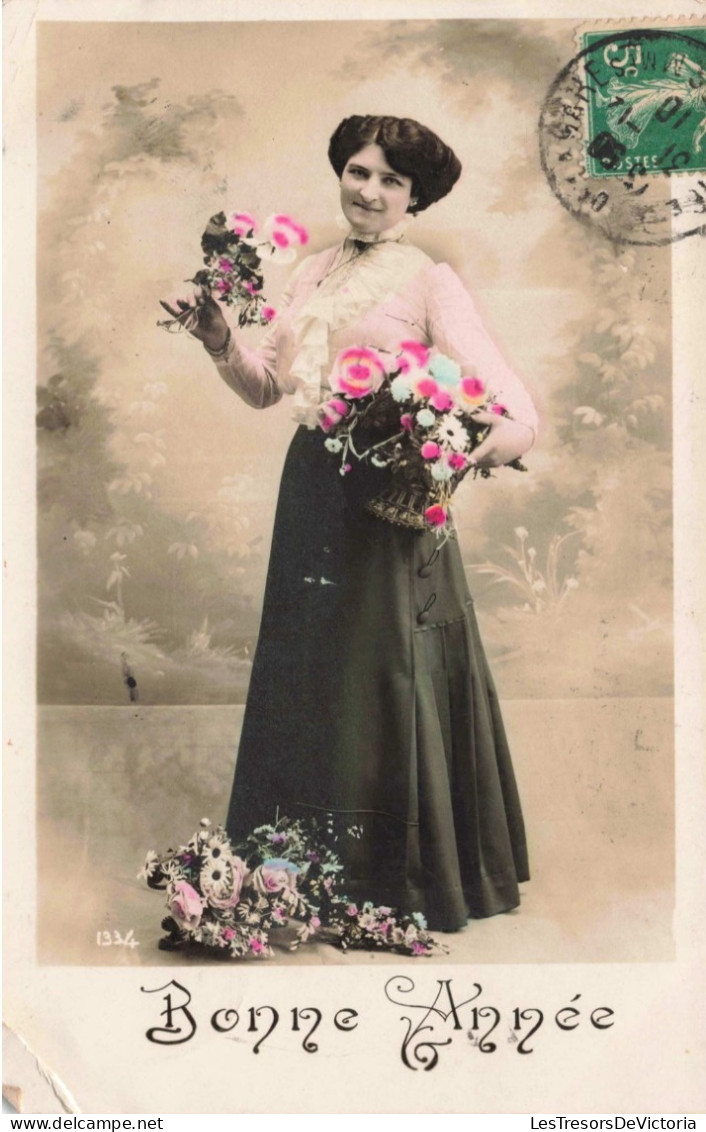 FETES ET VOEUX - Nouvel An -  Une Femme Tenant Des Fleurs - Colorisé - Carte Postale Ancienne - 1 April (aprilvis)