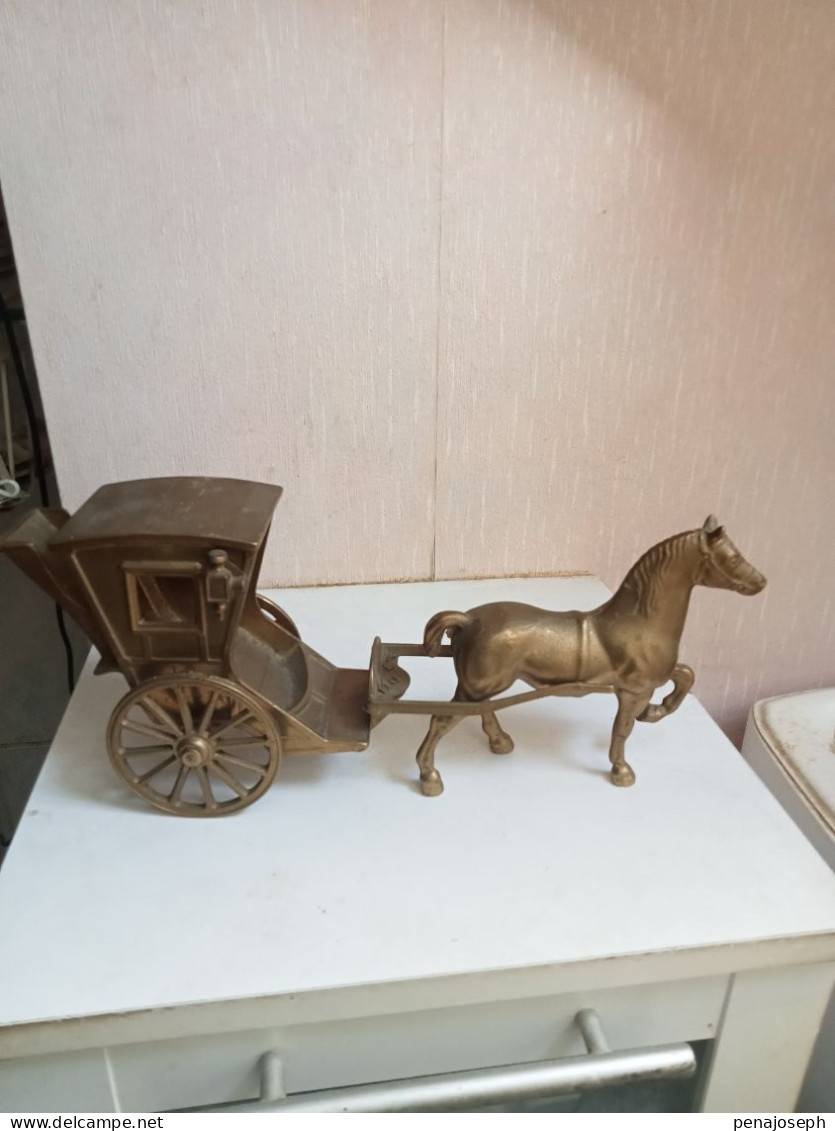 Cheval Et Charette En Laiton Ou Bronze Longueur 32 Cm Hauteur 14 Cm - Bronzen