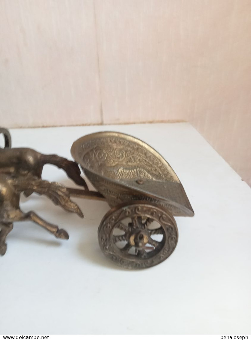 Cheval Et Charette En Laiton Ou Bronze Longueur 19 Cm Hauteur 8 Cm Un Cheval Manque Une Patte - Bronzes