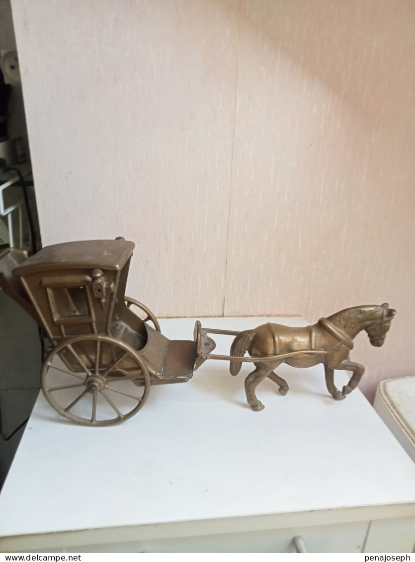 Cheval Et Charette En Bronze Ou Laiton Longueur 39 Cm Hauteur 17 Cm - Bronzi