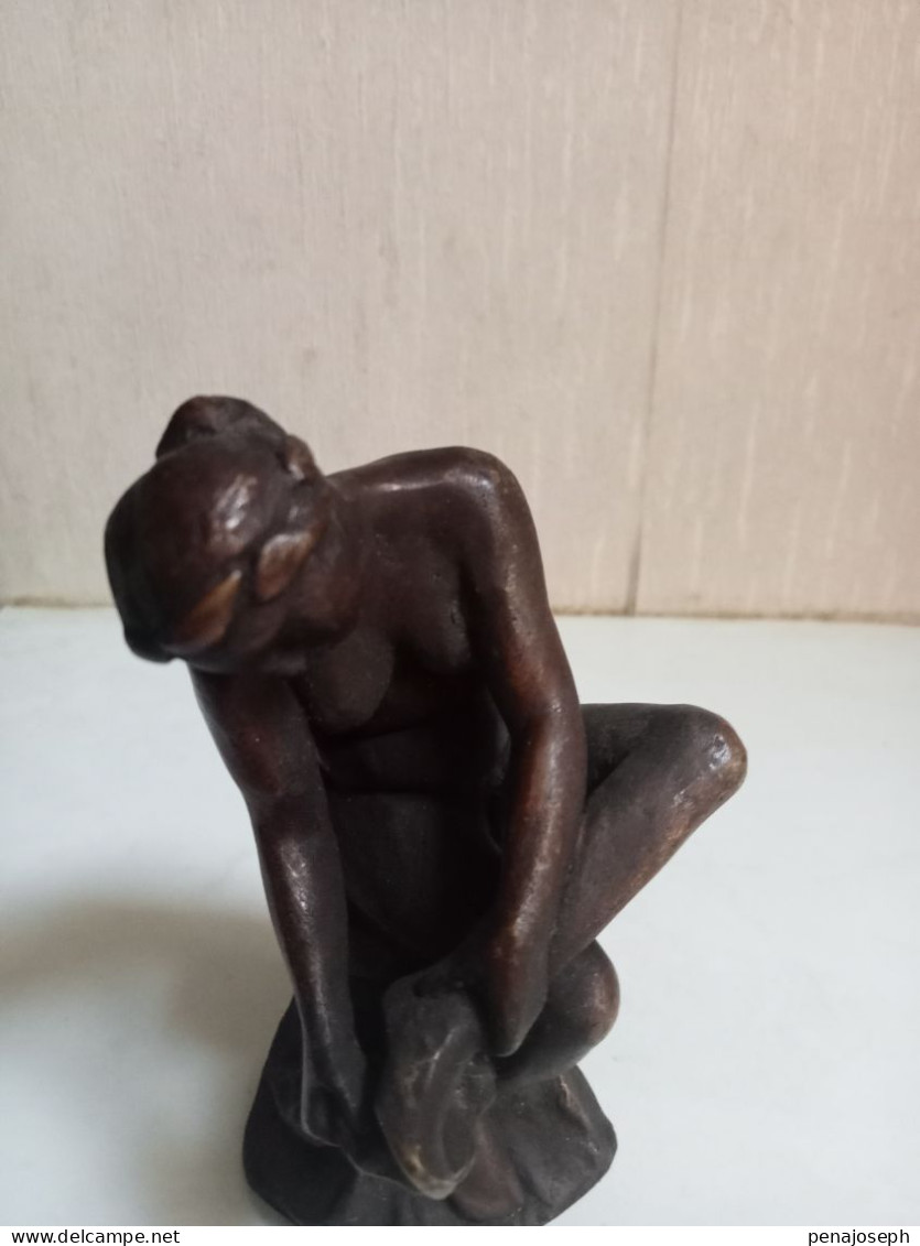 Bronze Dalou Femme Nue S'essuyant Le Pied Reproduction 11 Cm - Bronzes