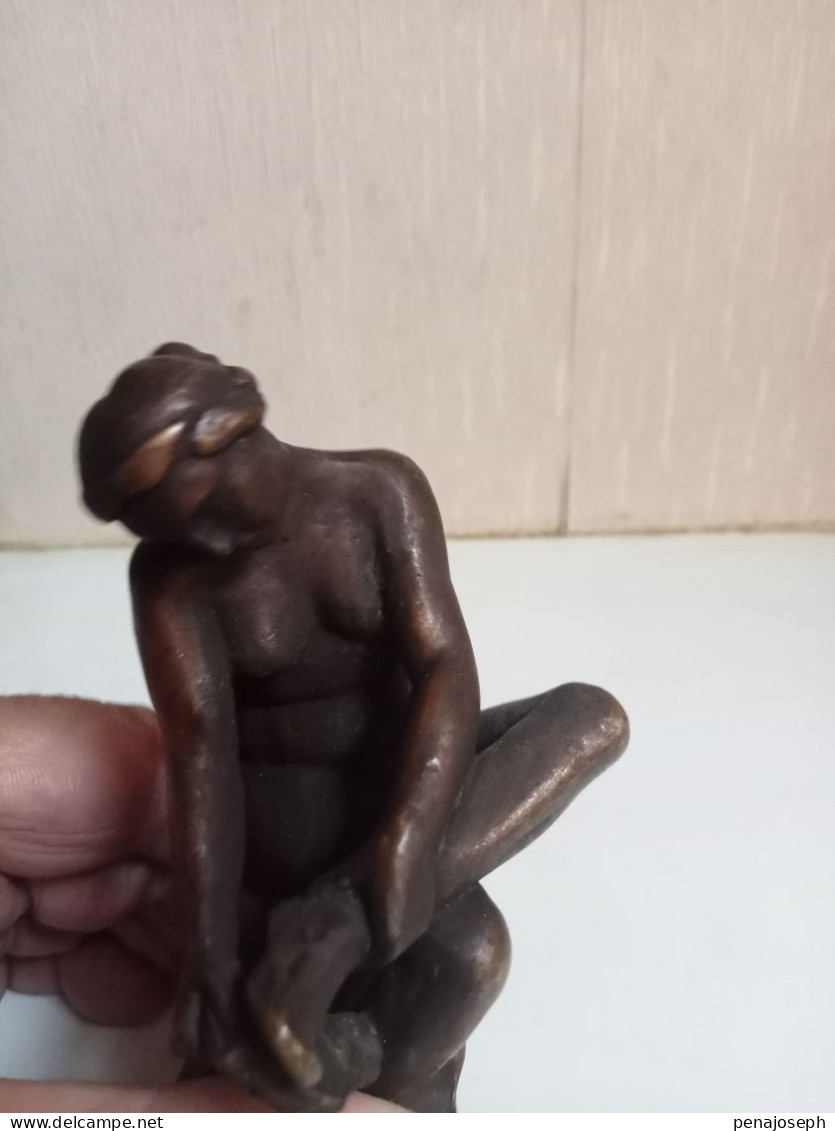 Bronze Dalou Femme Nue S'essuyant Le Pied Reproduction 11 Cm - Bronzes