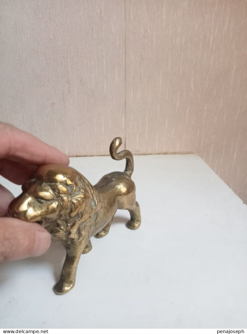 Sculpture Lion Ancien En Bronze Doré Hauteur 10 Cm X 12 Cm - Bronzen