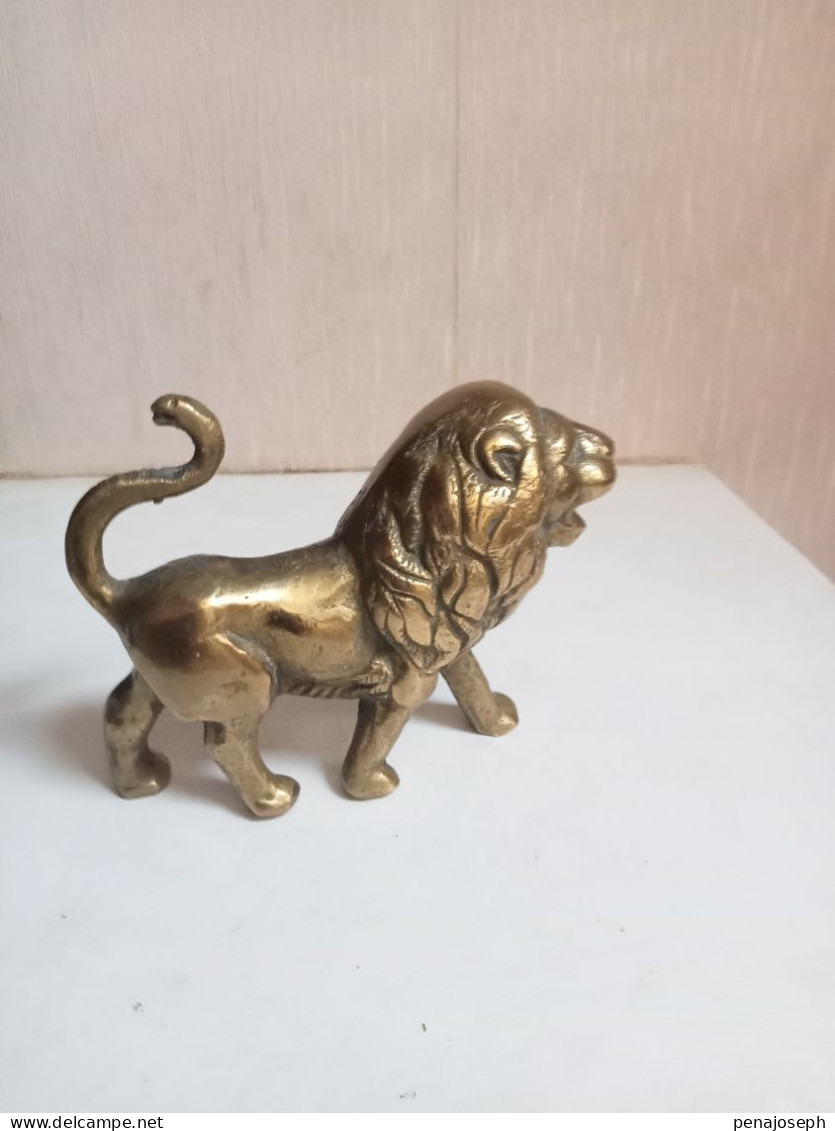 sculpture lion ancien en bronze doré hauteur 10 cm x 12 cm