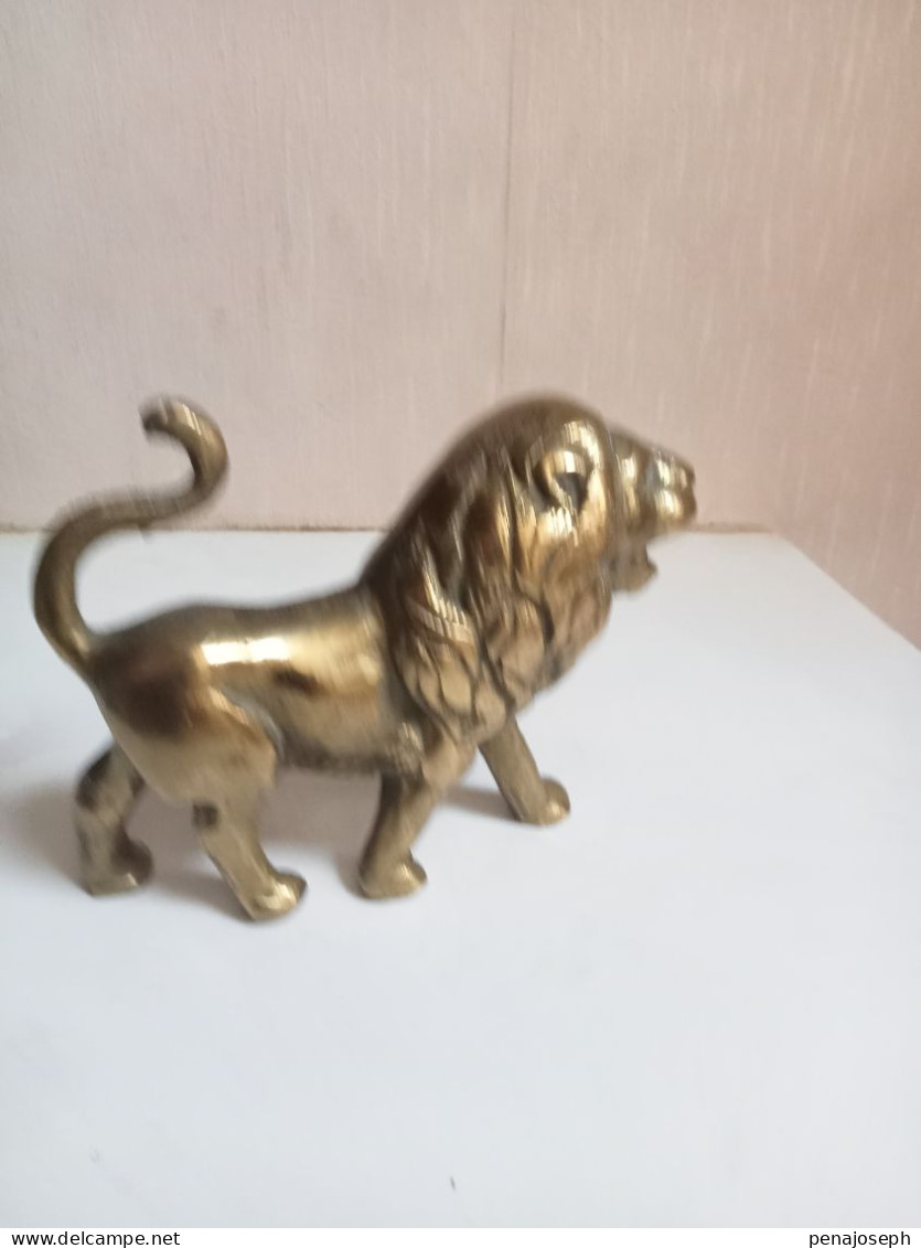 sculpture lion ancien en bronze doré hauteur 10 cm x 12 cm