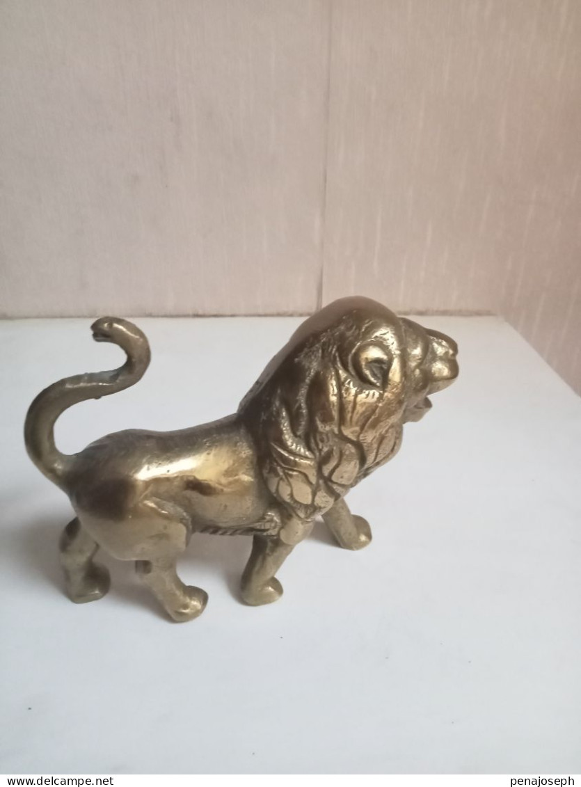 sculpture lion ancien en bronze doré hauteur 10 cm x 12 cm