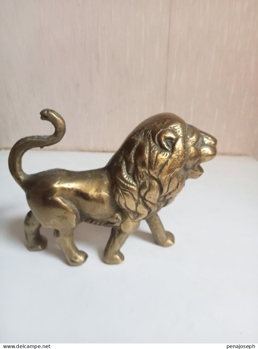 sculpture lion ancien en bronze doré hauteur 10 cm x 12 cm