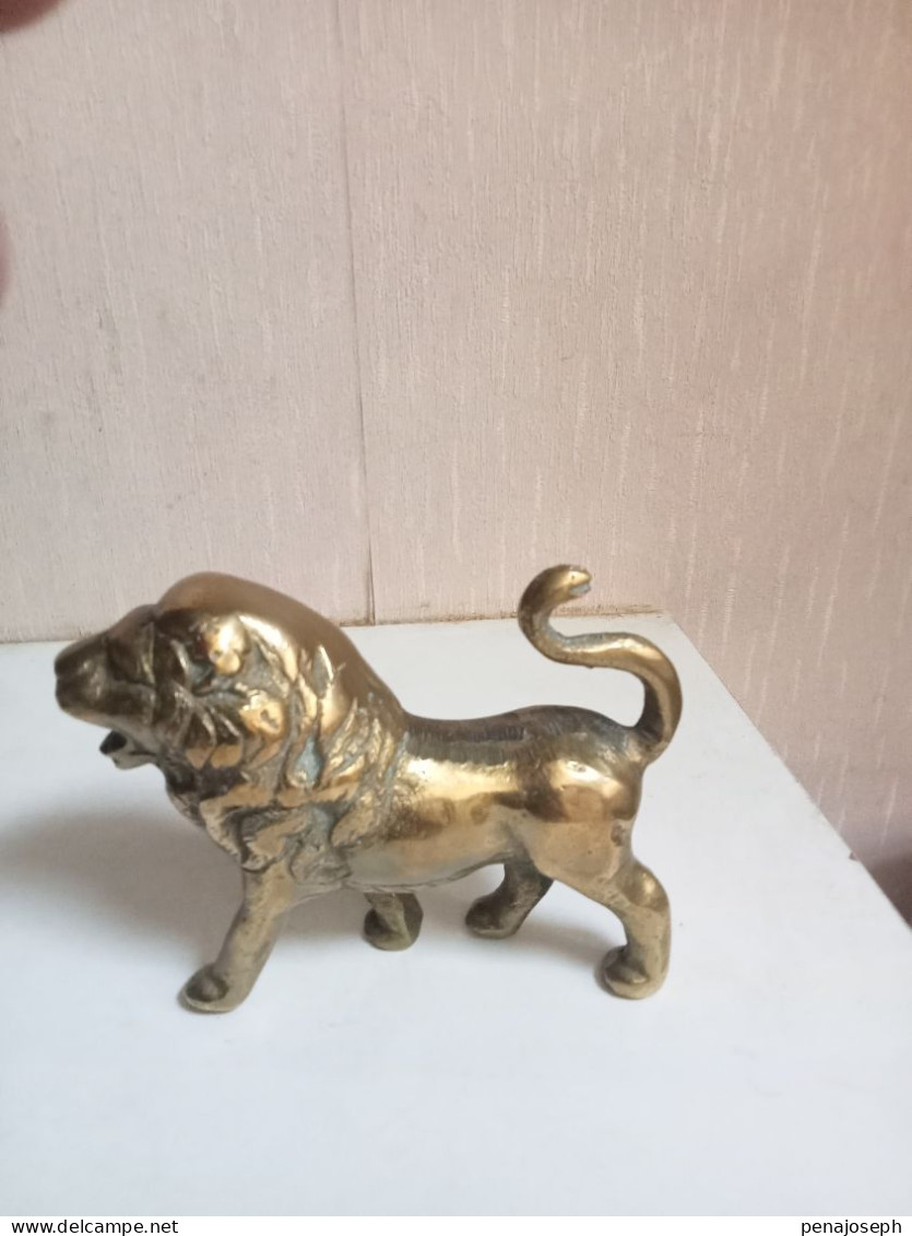 sculpture lion ancien en bronze doré hauteur 10 cm x 12 cm