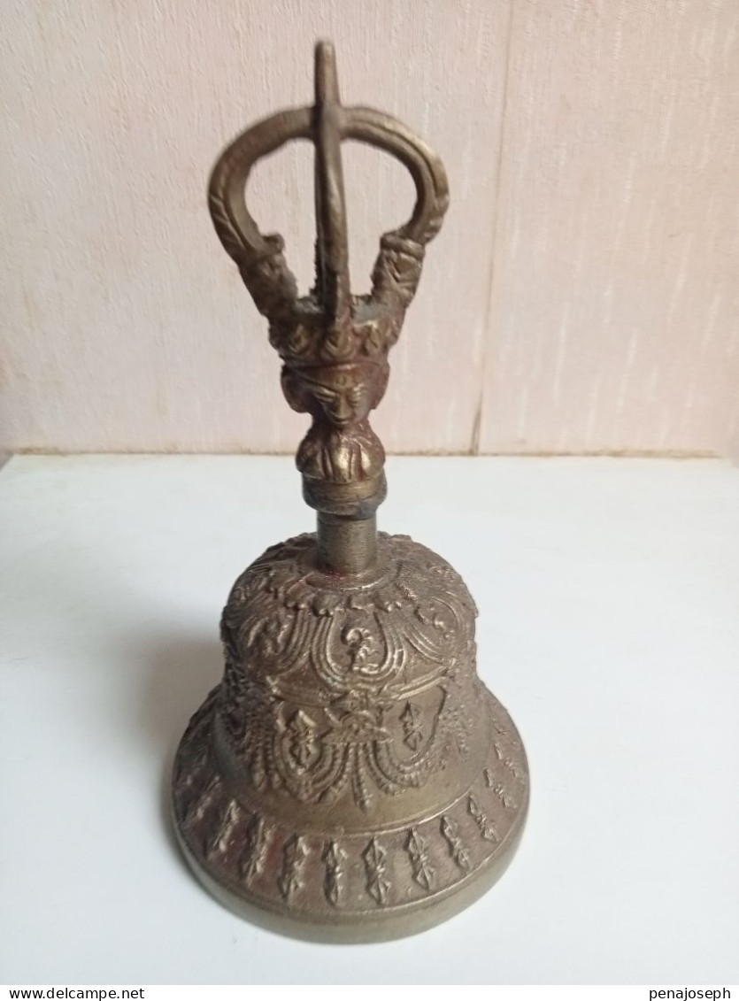 Cloche Du XIXème En Bronze Doré Sculpté Hauteur 18 Cm Diamètre 9 Cm - Glocken