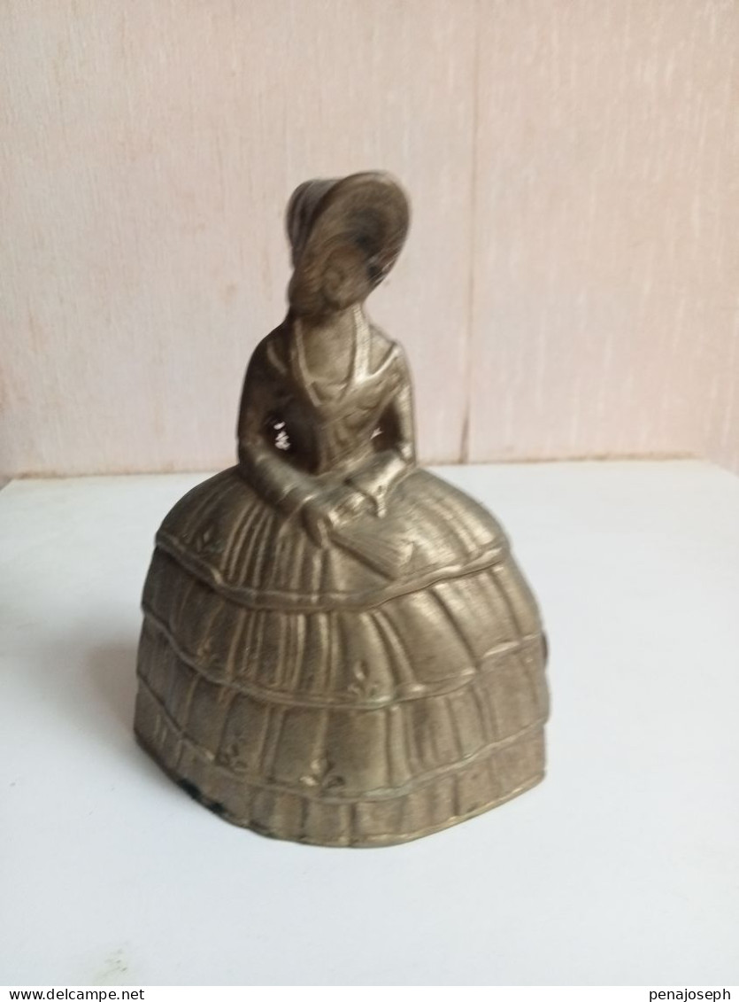 Cloche Du XIXème En Bronze Doré Figurine Hauteur 13 Cm - Bells