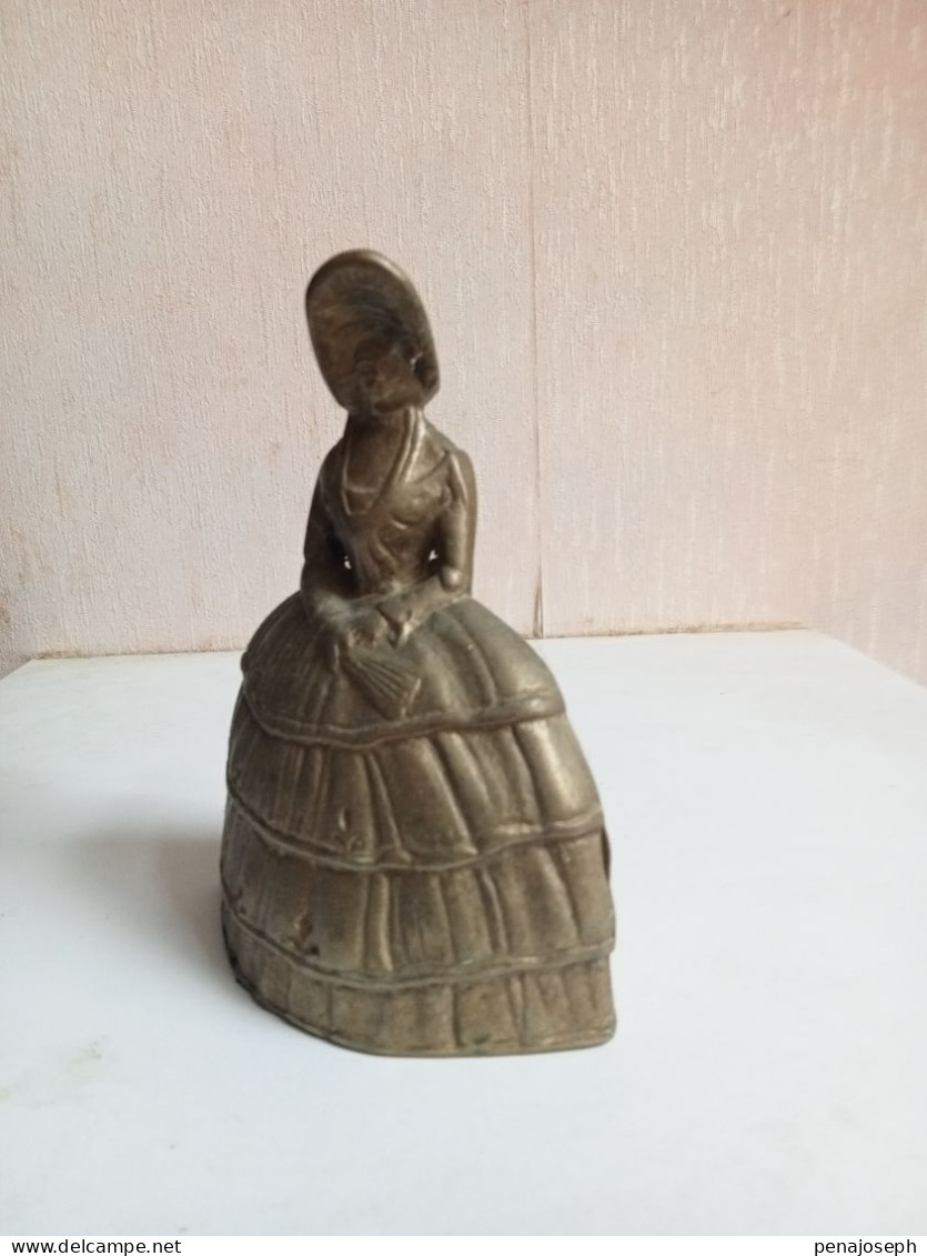 Cloche Du XIXème En Bronze Doré Figurine Hauteur 13 Cm - Cloches