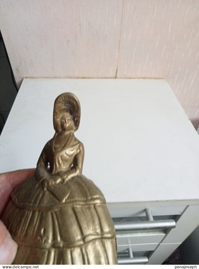 cloche du XIXème en bronze doré figurine hauteur 13 cm