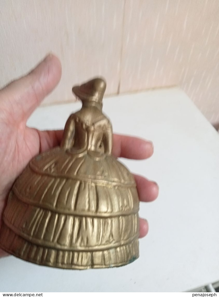 cloche du XIXème en bronze doré figurine hauteur 13 cm