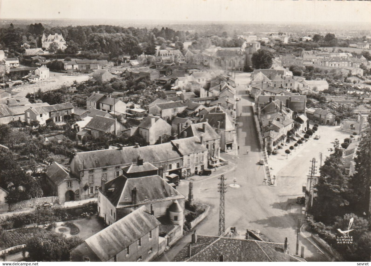 MONCOUTANT  - Vue Générale - Le Rond Point  -   Cpm Dentelée - Moncoutant