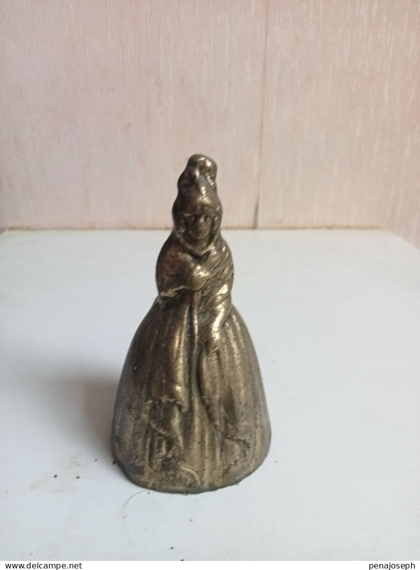 Cloche Du XIXème En Bronze Doré Figurine Hauteur 11 Cm - Bells