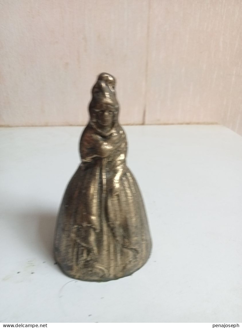 Cloche Du XIXème En Bronze Doré Figurine Hauteur 11 Cm - Campanas