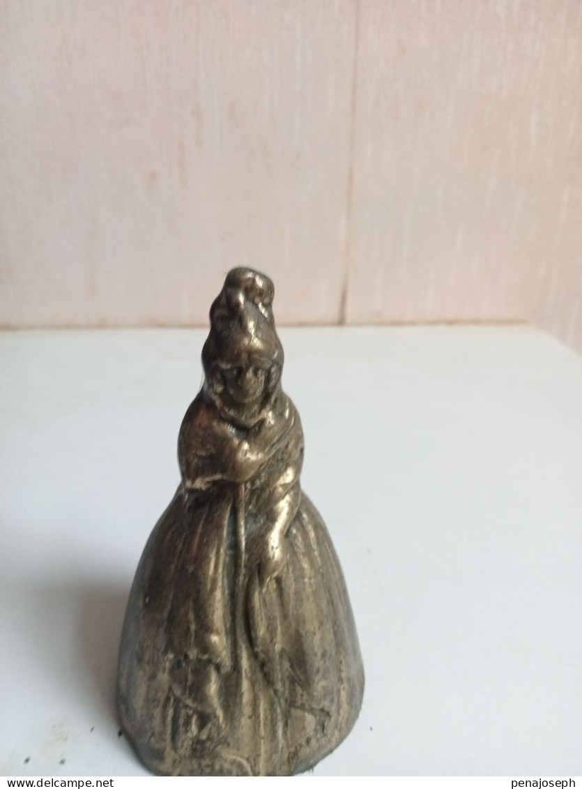 Cloche Du XIXème En Bronze Doré Figurine Hauteur 11 Cm - Cloches