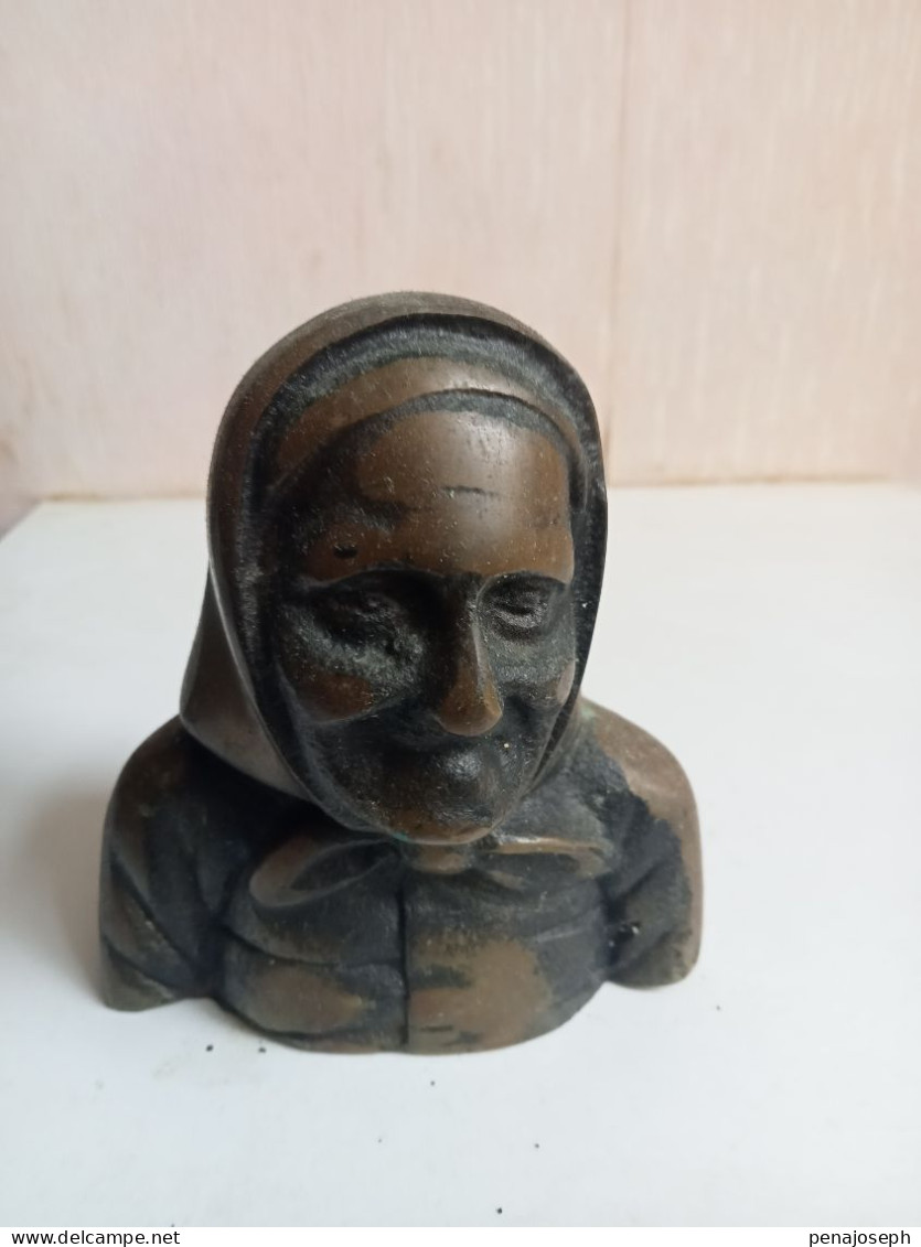 Cloche En Bronze Figurine Du XIXème Hauteur 10 Cm X 9 Cm - Campane