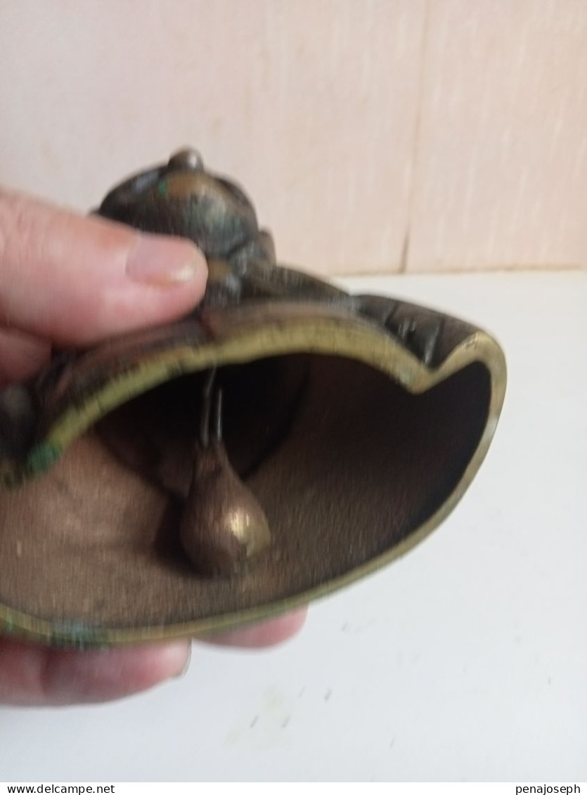 Cloche En Bronze Figurine Du XIXème Hauteur 10 Cm X 9 Cm - Cloches